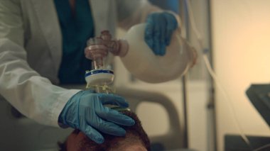 Doktor ölen hastayı yakın çekime aldı. Hastanede kalp masajı.