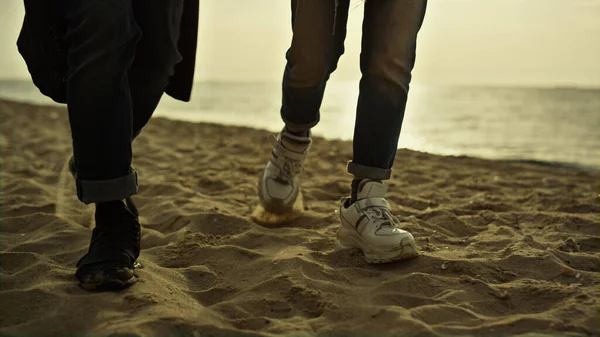 Ludzie nogi spacery piasek plaża o zachodzie słońca morze wakacje. Kilka kroków na brzeg. — Zdjęcie stockowe