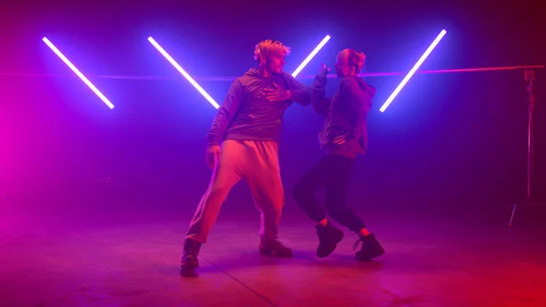 Un paio di artisti che fanno spettacoli hiphop in discoteca. Due moderni balli street style. — Foto Stock