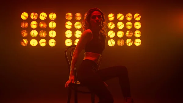 Vrouw die erotisch garen maakt zittend op een stoel nachtclub. Meisje dat danst. — Stockfoto