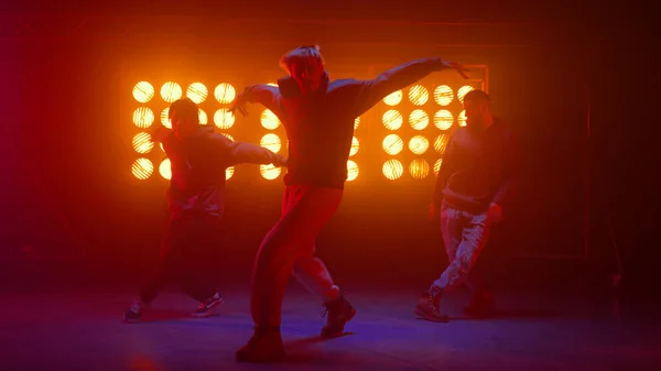 Tre hiphop che fanno breakdance sul palco di un nightclub. Ballerini che eseguono stile libero. — Foto Stock