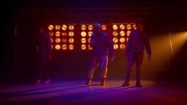 Una troupe hip hop che balla professionalmente nel talent show. Tre ragazzi che ballano breakdance — Foto Stock