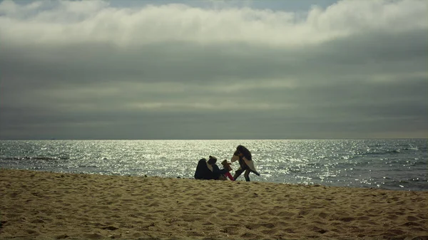 Ludzie robią zdjęcia plaży nad morzem. Młoda rodzina cieszyć się robić zdjęcia w słoneczny dzień. — Zdjęcie stockowe