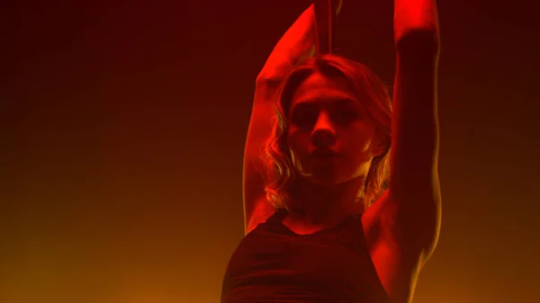 Close-up poledancer die seksueel danst in stripclub. Vrouw optreden show. — Stockfoto