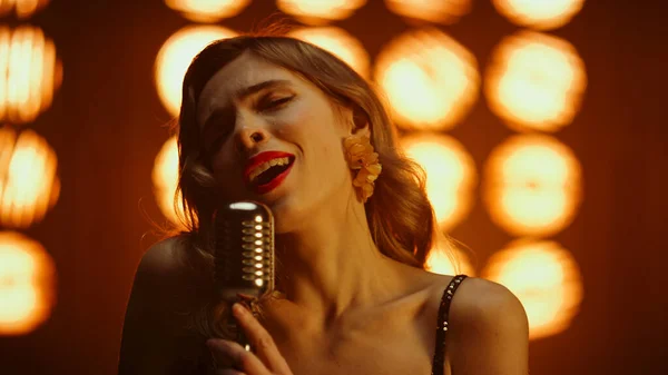 Una cantante che canta il microfono in un nightclub. Ritratto sexy donna elegante — Foto Stock