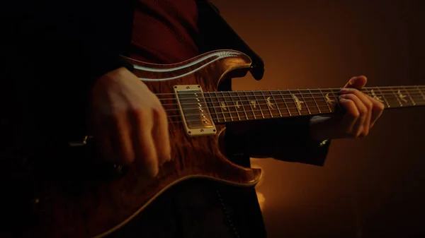 Mãos de homem desconhecidas tocando solo de guitarra no clube. Guy músico tocando música. — Fotografia de Stock