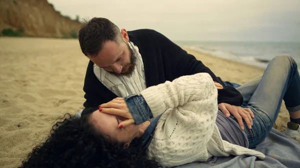 Пара наслаждается романтическим свиданием на пляже. Радостные люди флиртуют вместе на море. — стоковое фото