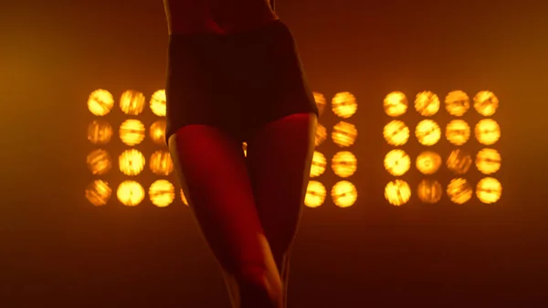 Hermosa bailarina de polo corporal realizando movimientos eróticos en el escenario. Sexy dama bailando. — Foto de Stock