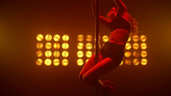 Seksuele vrouw lichaam draait op pyloon nachtclub. Hot meisje uitvoeren poledance. — Stockfoto