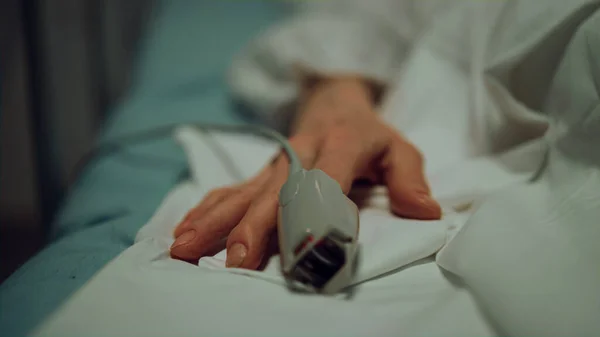 Oxymètre de pouls doigt du patient dans le gros plan de la salle. Unité de soins hospitaliers d'urgence. — Photo