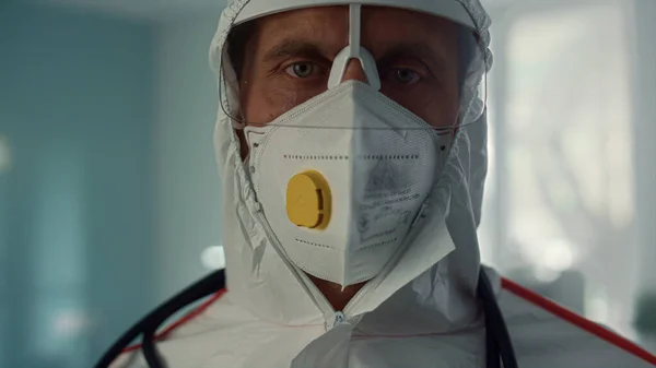 Retrato médico traje de protección posando en el hospital departamento infeccioso. —  Fotos de Stock