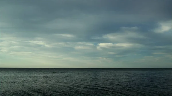 Acalme o fundo da paisagem do mar na natureza serenidade. Água do oceano em local tranquilo. — Fotografia de Stock