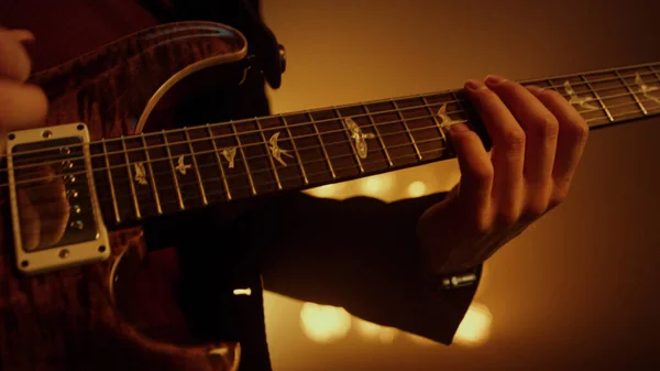 Guitarist χέρια που παίζουν κιθάρα στη σκηνή club από κοντά. Παίκτης παίζει μουσική. — Φωτογραφία Αρχείου