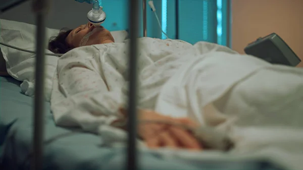 Рука пацієнта рухає пальцем в лікарняному ліжку крупним планом. Хвора людина прокидається у палаті . — стокове фото