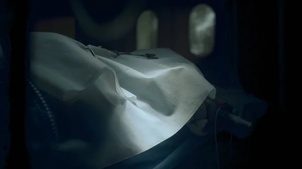 Un cadavere coperto nel primo piano della stanza d'ospedale. Trattamento chirurgico fallito. — Foto Stock