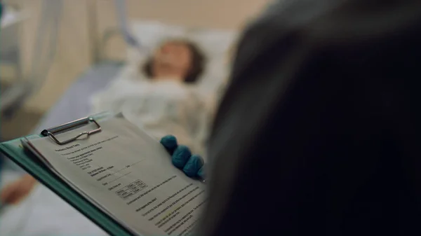 Closeup medical clipboard in doctor hands. Therapist checking patient history. — ストック写真