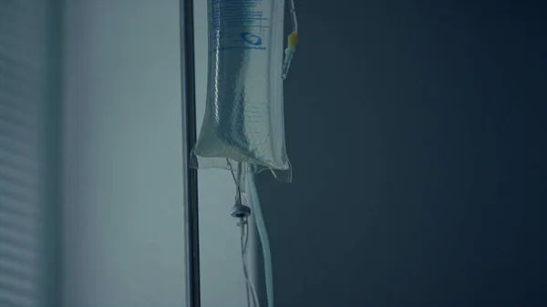 Großaufnahme in dunkler Krankenhausstation. Antibiotische Vitamintherapie in der Klinik. — Stockfoto