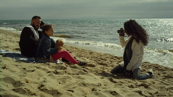 Γλυκιά οικογένεια απολαμβάνουν photosession στην άμμο παραλία. Γονιός παιδί ποζάρουν εικόνα από τη θάλασσα. — Φωτογραφία Αρχείου