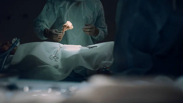 Cirujano profesional inicia operación quirúrgica en sala de emergencias del hospital oscuro. —  Fotos de Stock