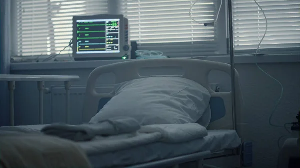 空の病院の部屋のインテリアとともに医療点滴現代のハートビートコンピュータ画面. — ストック写真