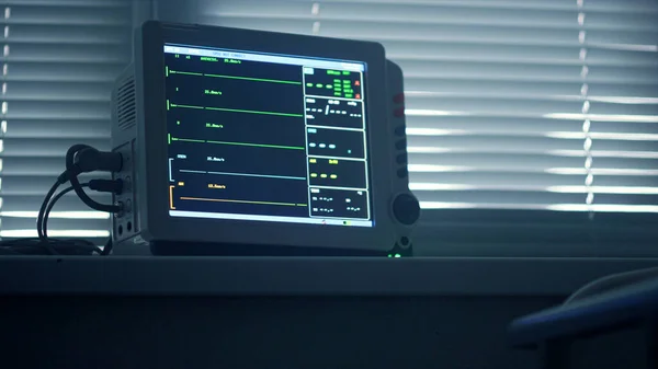 Dispositivo dello schermo del battito cardiaco che mostra la frequenza cardiaca in clinica. Primo piano di terapia intensiva. — Foto Stock