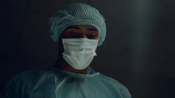 Ritratto chirurgo professionista paziente operatorio in ospedale pronto soccorso. — Foto Stock