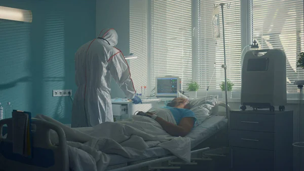Paciente masculino respirando máscara de oxígeno en la clínica. Hospital sala de equipo interior. — Foto de Stock