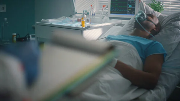 Manos de enfermera sujetando el portapapeles revisando los registros médicos en el hospital. — Foto de Stock