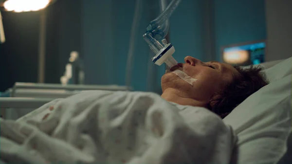 Patiënt ademt zuurstofmasker in ziekenhuis close-up. Kliniek voor terminaal zieken. — Stockfoto