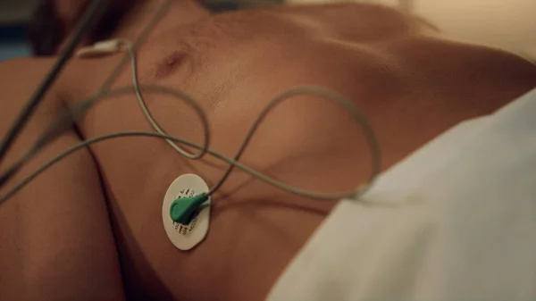 Kardiologe setzte Sensoren auf Patientenhaut und bereitete Herzkardiogramm aus nächster Nähe vor. — Stockfoto