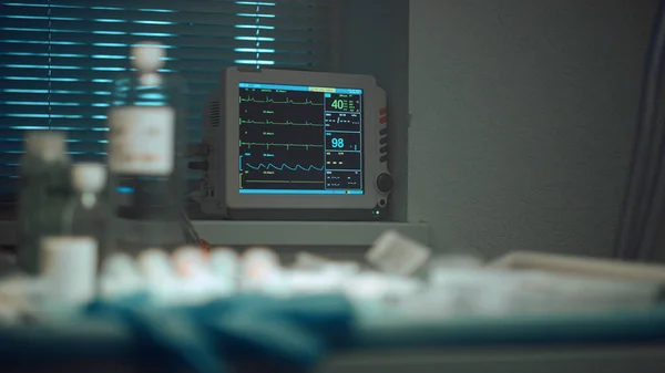 Ecrã de monitorização do batimento cardíaco do hospital que indica pulso na sala de emergência. — Fotografia de Stock