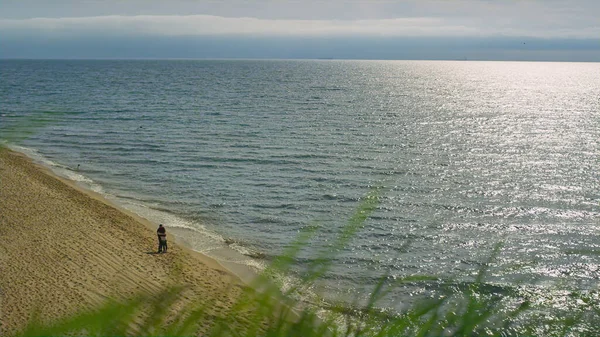 Ηρεμία κύματα της θάλασσας συντριβή παραλία άμμο στο φυσικό τοπίο φόντο. Έννοια της γαλήνης — Φωτογραφία Αρχείου