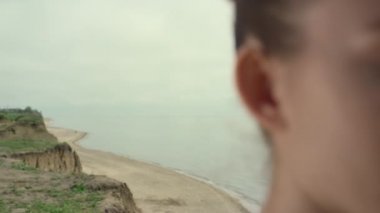 Yeşil tepede oturan meditasyon yapan kız. Yoga yapan kadın.