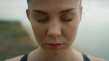 Yakından bir kadın Coast Hill 'de gözlerini açıyor. Nefes egzersizi yapan kız.