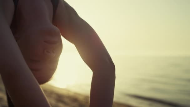 Sportswoman making bridge pose practicing yoga on beach closeup. Girl stretching — Vídeo de stock