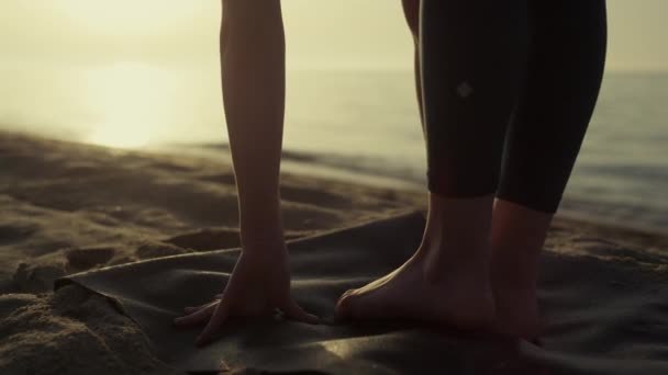 Cuerpo de mujer atlética haciendo ejercicio al atardecer de cerca. Chica de pie posición de yoga. — Vídeo de stock