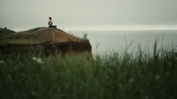 Far view yoga woman exercising on hill top. Girl meditating sitting lotus pose. — Vídeos de Stock