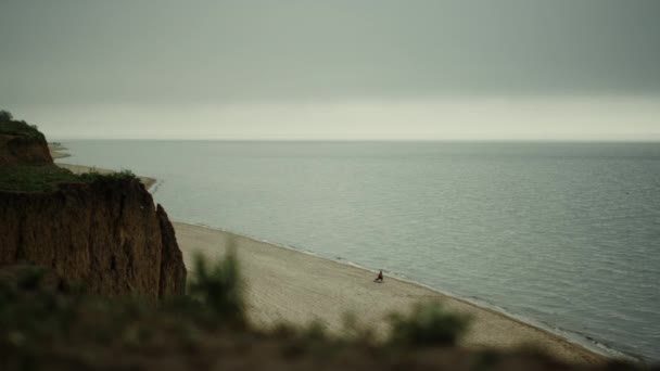 Scenic view coastline with sandy hill gloomy day. Grey cloudy sky over ocean. — Video