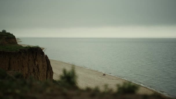 Calm landscape sandy seashore with green hills. Ocean waves washing coastline. — Stockvideo