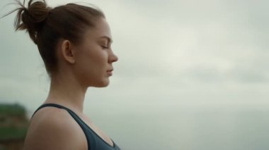 Profil kızı kameraya dönüp kendine güveniyor. Yoga yapan kadın.