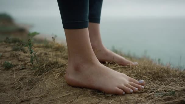女孩的腿站在山顶特写。不知名的赤脚女子在海滩上放松 — 图库视频影像