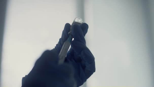 Доктор руки наповнюють шприц ліками крупним планом. Вакцина в медичній клініці . — стокове відео