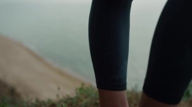 Sahilde duran atletik kadın vücudu. Mükemmel fiziksel formda bir sporcu.