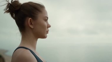 Yakından deniz kıyısına bakan kız. Meditasyon yapan kadın doğanın tadını çıkarıyor..