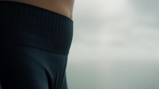 Fit woman body wearing jeggings on beach close up. Sportswoman standing seacoast — Stock videók