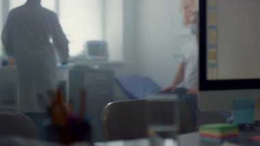 Kadın doktor klinikte covid aşısı hazırlıyor. Aşı bekleyen hasta..