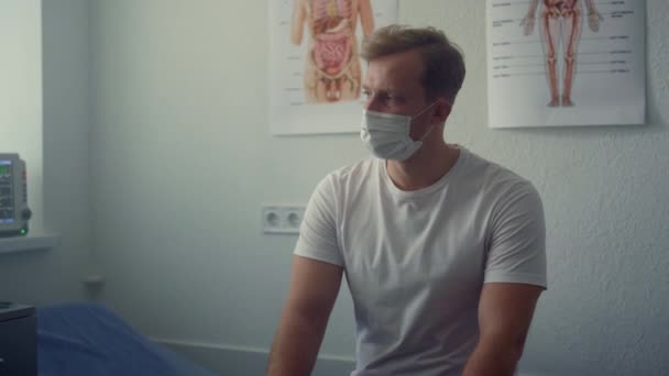 Patient waiting vaccination sitting clinic close up. Doctor preparing vaccine. — Stock video