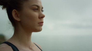 Doğada derin bir ahenk içinde nefes alan kız yaklaş. Yoga yapan bir kadın.