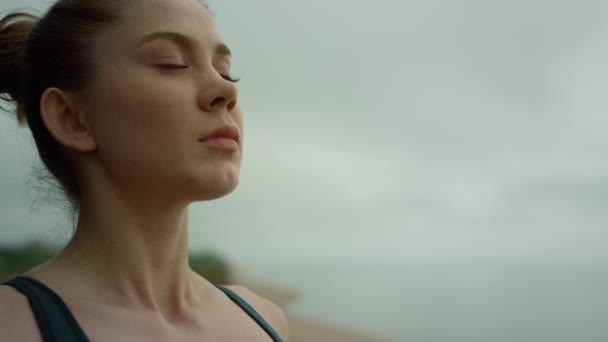 A jógi nő mély lélegzetet vesz meditálás közben a parton. A hölgy közelről jógázik. — Stock videók