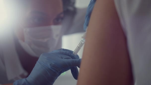 Visage femme médecin faire injection de vaccin au patient visitant l'hôpital gros plan — Video